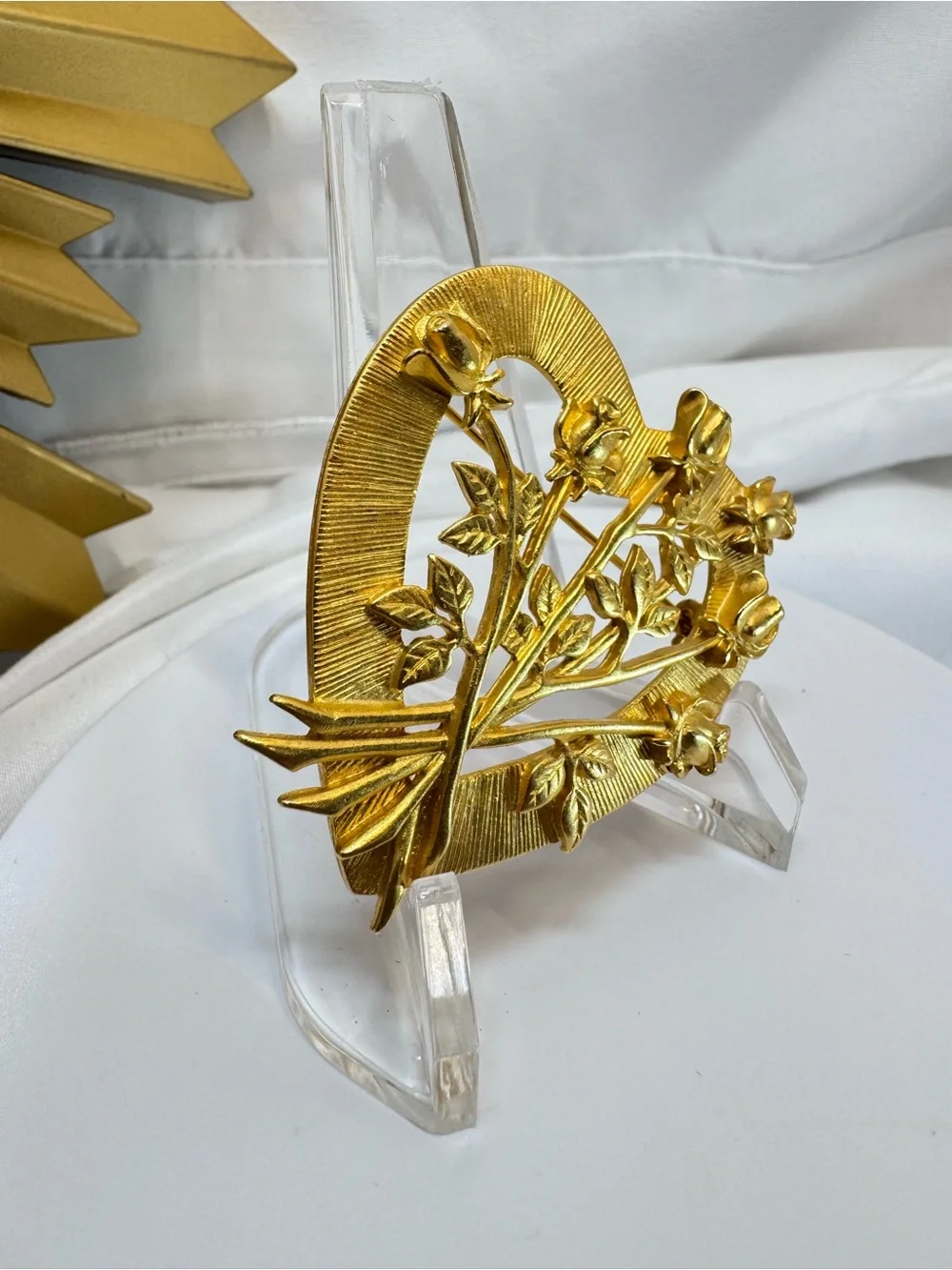 JJ Gold Heart Floral Brooch